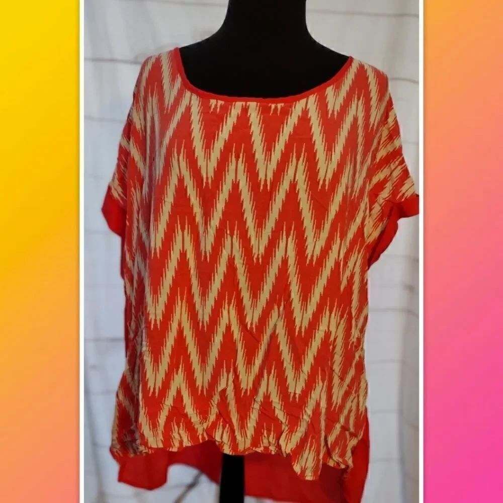 Eyeshadow short sleeve coral and white abstract top, longer in the back size 3X